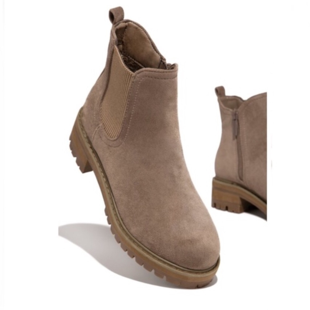 !! NEW !! Pull On Chelsea Boots in Taupe - Picture 3 of 7